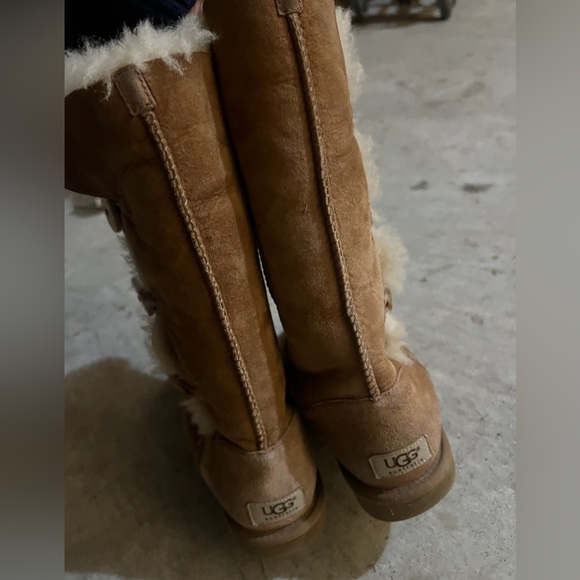 UGGS bailey button boots *very worn* - Picture 4 of 6